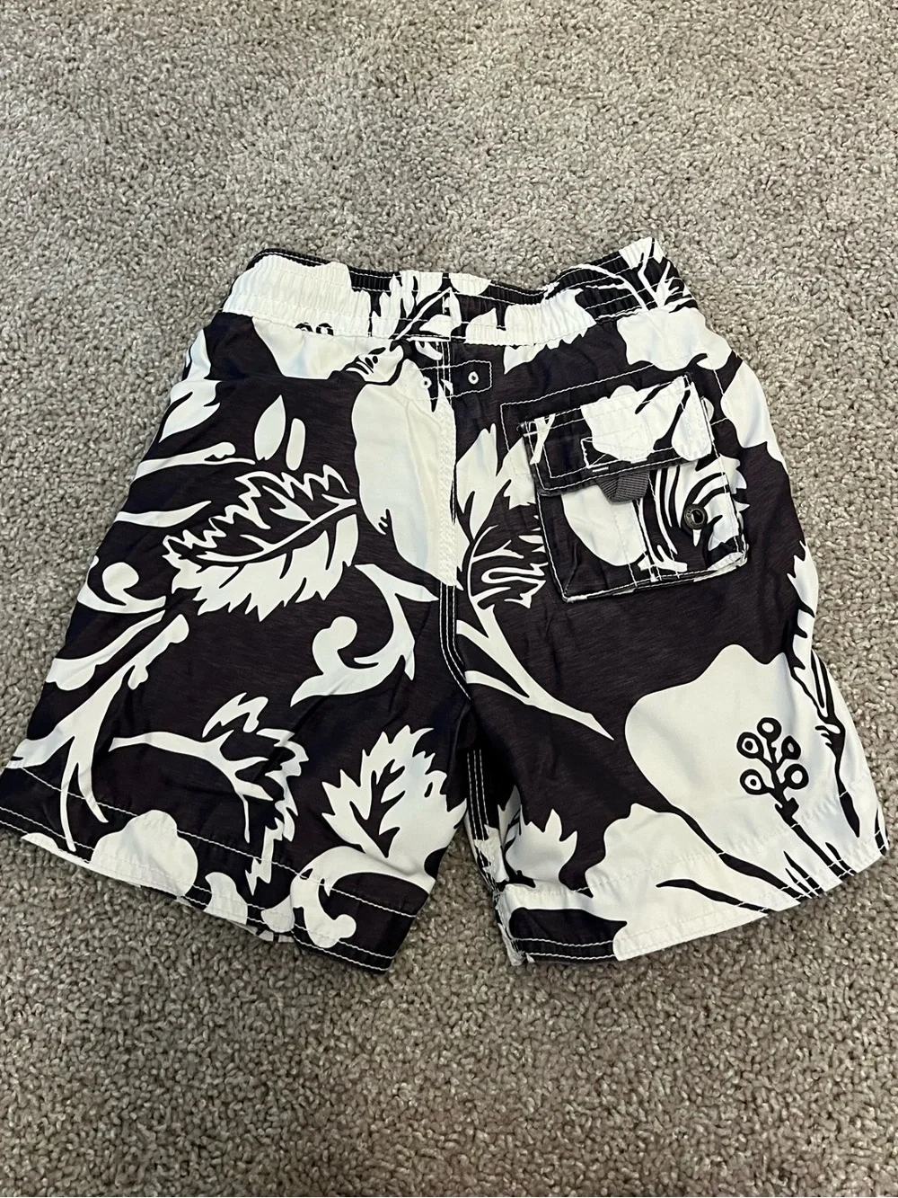 ⚪️GAP: Boy size XS, gray & white Hawaiian theme bathing suit trunks, preowned⚪️